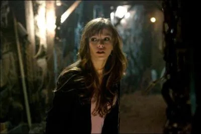 Sur quoi donne la sortie secrte du repaire de Jason ?