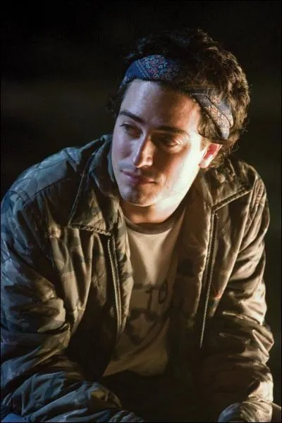 L' un des jeunes de la bande, Richie, se prend la jambe dans :