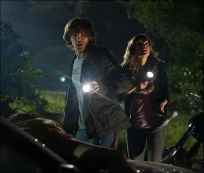 Sous quoi ce cache Jenna et Clay pour ne pas tre repr pas Jason ?