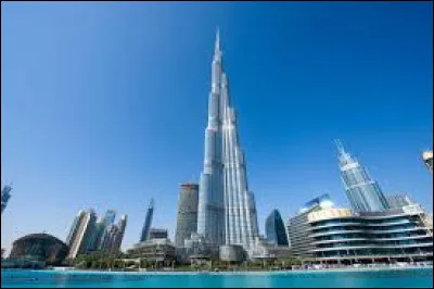 Quelle est la hauteur du Burj Khalifa, situé à Dubaï, plus haut gratte-ciel du monde à ce jour ?