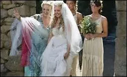 Que se passe-t-il juste  la fin du repas de mariage, quand tout le monde saute et danse ?