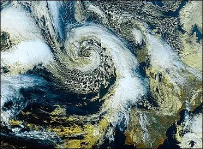 Qu'est-ce qu'un front de masses d'air violentes à cause de leurs caractéristiques très différentes ?