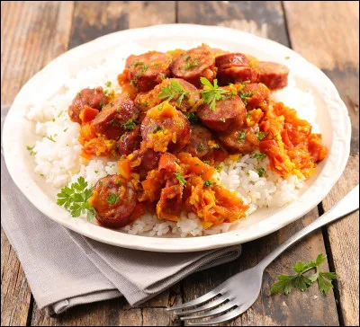 À table, il convient d'attendre que tous les gens dans la maison s'assoient pour pouvoir manger.