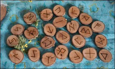 Le nom d'une lettre désigne obligatoirement quelque chose, par exemple un lac. Vrai ou faux ?