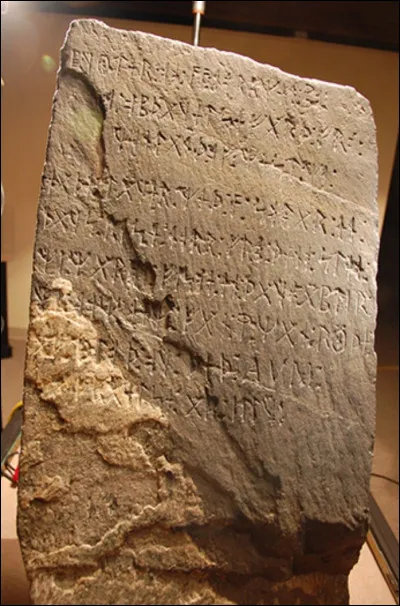 Sur combien de lignes les runes sont-elles réparties ?