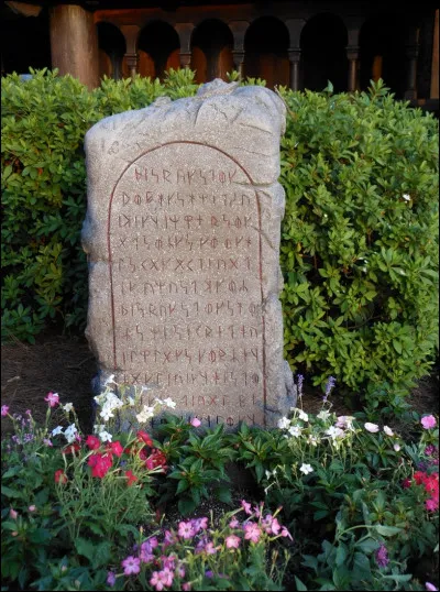 Le nom d'une lettre commence toujours par la lettre qu'elle représente (ex : fehu = f). Vrai ou faux ?