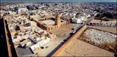 Kairouan, 150 000 habitants, est une ville d'...