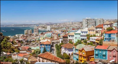 Valparaiso, 300 000 habitants, est une ville d'...