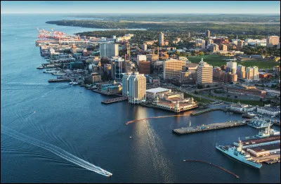 Halifax, 400 000 habitants, est une ville d'...