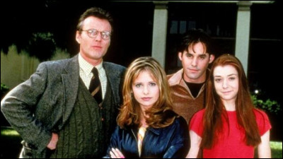S1E1 : Quand Buffy entre dans le lycée, quelle est la personne qu'elle voit en premier ?