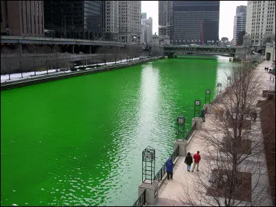 Question réjouissances, signalons cette ville [laquelle ?] qui n'hésite pas à balancer 45 kg de sirop de menthe dans sa rivière chaque 17 mars, et ce depuis 1962 !