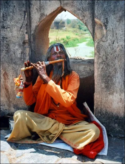 Il a chanté "Le petit joueur de flûteau" :