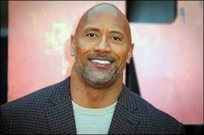 Sous quel surnom est connu l'acteur et catcheur Dwayne Johnson ?