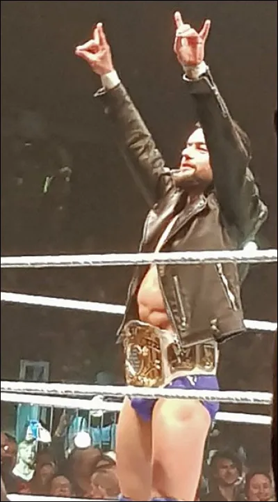 Le champion NXT actuel, mais aussi le tout premier champion Universel de l'histoire, son finisher est le coup de grâce !
Qui est-ce ?