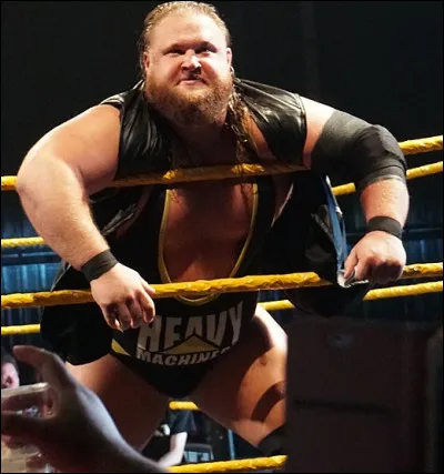 Le vrai détenteur de la mallette à Money in the Bank en 2020, il fait actuellement équipe avec Chad Gable, mais on le connaît aussi avec Heavy Machinery ! Qui est-ce ?