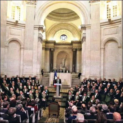 Quelle acad&eacute;micienne, m&egrave;re d�une animatrice t&eacute;l&eacute;, est l�auteure de "L�Empire &eacute;clat&eacute;" ?