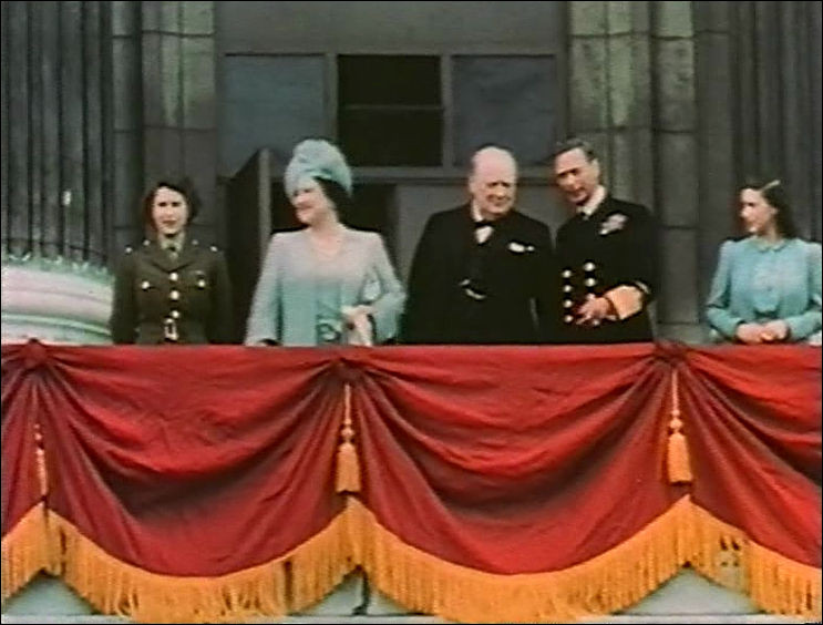 En 1957, le prince Philip - son mari et prince consort (le dimanche) - part seul pour une tournée du Commonwealth : exceptionnel relâchement, il est mal rasé ! Qu'arrive-t-il à son retour ?