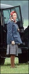 Des touristes - américains - en promenade dans les jardins de Buckingham, demandent à une vieille dame vêtue de tweed (Elizabeth en personne) si elle sait où loge la Reine. Que répond-elle ?