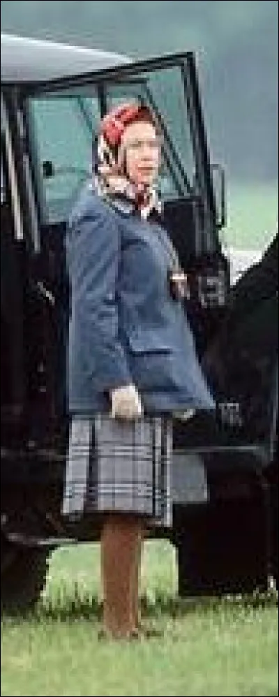 Des touristes - américains - en promenade dans les jardins de Buckingham, demandent à une vieille dame vêtue de tweed (Elizabeth en personne) si elle sait où loge la Reine. Que répond-elle ?