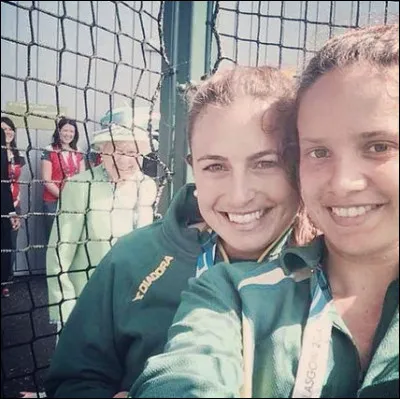 Plus fort encore, elle tape l'incruste tout récemment sur un égoportrait publié sur I******** : vrai ou faux ?