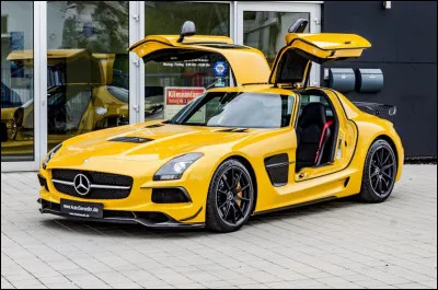 Regardons maintenant cette magnifique étoile qui orne la calandre de ce sublime papillon. De quelle voiture s'agit-il ?