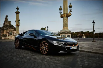 Ensuite, on a une voiture électrique ou hybride d'une célèbre marque Allemande. Quelle est donc cette supercar écolo ?