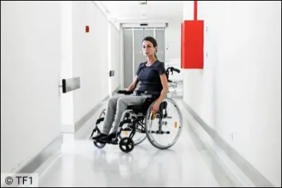 De quelles couleurs est le scooter lorsque Fred a son accident ?