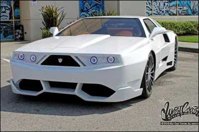 À quel chanteur appartient cette DeLorean ?