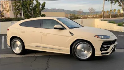 On reste chez Lamborghini mais cette fois, c'est un Urus. À qui appartient-elle ?