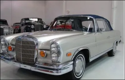 Au père de quel personnage du film "Very Bad Trip" appartient cette Mercedes 280SE de 1969 ?
