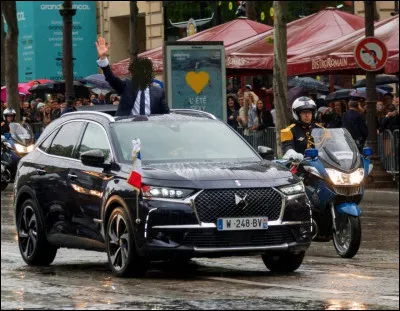 Et pour finir, quel président français a pris cette magnifique DS 7 comme véhicule présidentielle ?