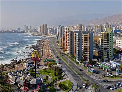 Antofagasta, 380 000 habitants, est une ville d' ...