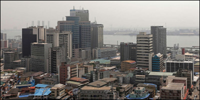 Lagos, 13 millions d'habitants, est une ville d' ...