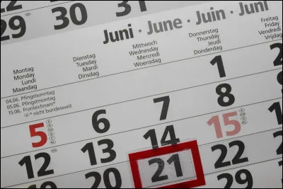 Entre la signature du compromis de vente et celle de lacte authentique chez le notaire, il sécoule généralement un délai de :