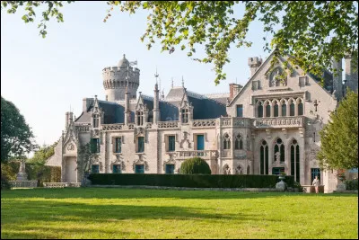 Dans quelle commune du Finistère (29) se situe le château de Keriolet ?