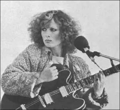 -"T'as entendu ? Elle a dit "Papa"... à 3 mois !"
-"Oui : ça a laissée [... ...] !"
[Quel(s) est/sont le(s) mot(s) manquant(s) ?]