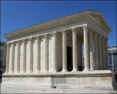 "La Maison carrée" à Nîmes était au départ un temple romain.