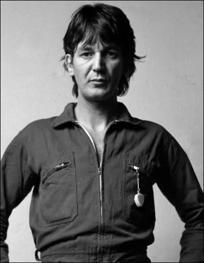 - "Ben dis donc, i'prendront froid, c'matin !"
- "Non, même qu'[...] dehors !" 
[Quel est le mot manquant ?]