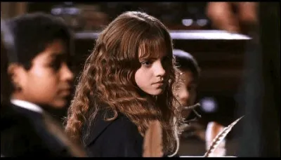 Quel objet tenait-elle dans la main quand elle s'est fait pétrifier ?