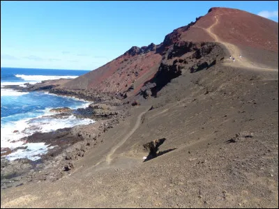 D'après la mythologie grecque, de quelle déesse Athéna est-elle la petite-fille ?