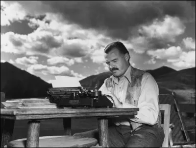 Quel écrivain américain, connu pour ses engagements vécut en Europe et fit la guerre d'Espagne ?