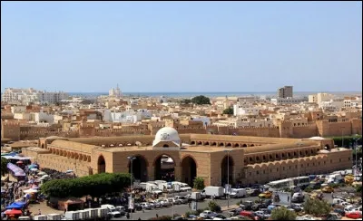 Sfax, 270 000 habitants, est une ville d'...