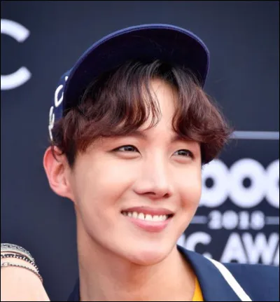 Quelle chanson a-t-il ressorti le 1er mars 2021 à l'occasion des 2 ans de sa mixtape "Hope World" ?