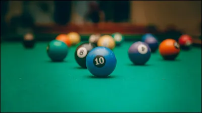 Au billard américain, de quelle couleur est la boule qui porte le numéro 1 ?