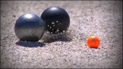En compétition de pétanque, de combien de boules dispose chaque joueur lors d'une doublette ?
