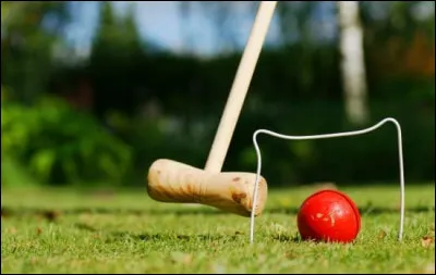 Avec quoi frappe-t-on les boules au croquet ?