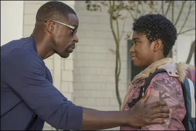 Lors de quelle saison Deja est-elle officiellement adoptée par Randall et Beth Pearson ?