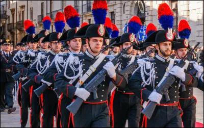 Au cours de cette visite, un détail vous froisse : l'uniforme des officiers de police vous déplaît fortement. Vous décidez d'imposer un nouvel uniforme. Comment le voulez-vous ?
