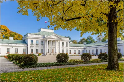 Point primordial pour un chef d'État : le bâtiment présidentiel. Que décidez-vous pour le siège de la présidence ?
