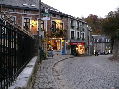 Ton ami est victime d'un vol. Comment réagis-tu ?